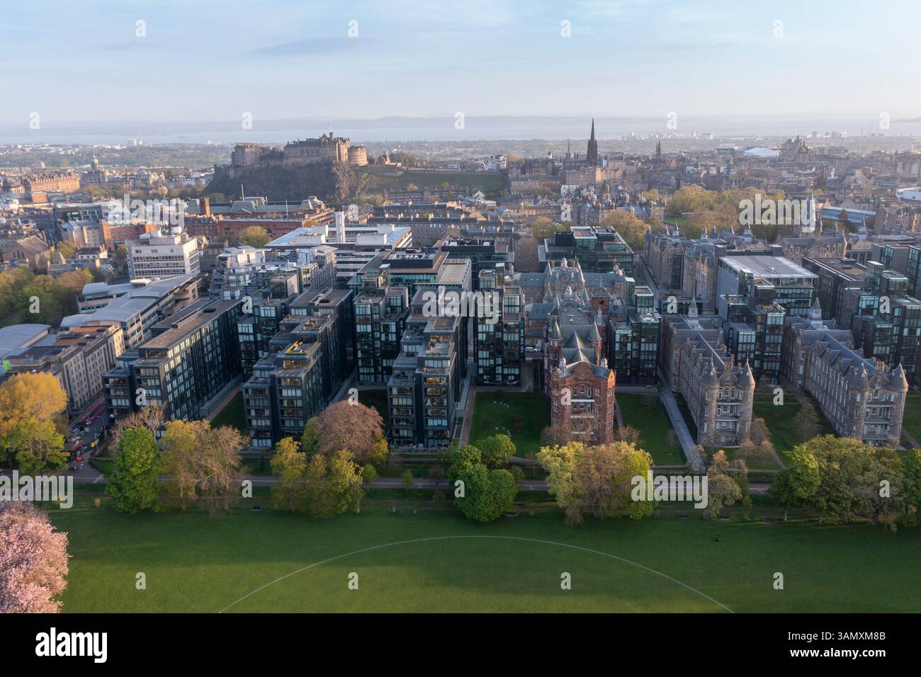 Luftaufnahme der städtischen Landschaft mit historischem Schloss, Park und Grün, Quartermile, Edinburgh, Schottland. Stockfoto