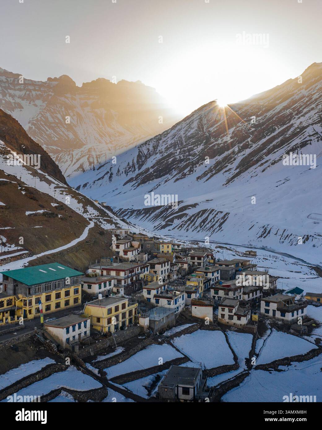 Aus der Vogelperspektive auf das schneebedeckte Dorf und die Berge im Schlammdorf Spiti Valley, Himachal Pradesh, Indien. Stockfoto