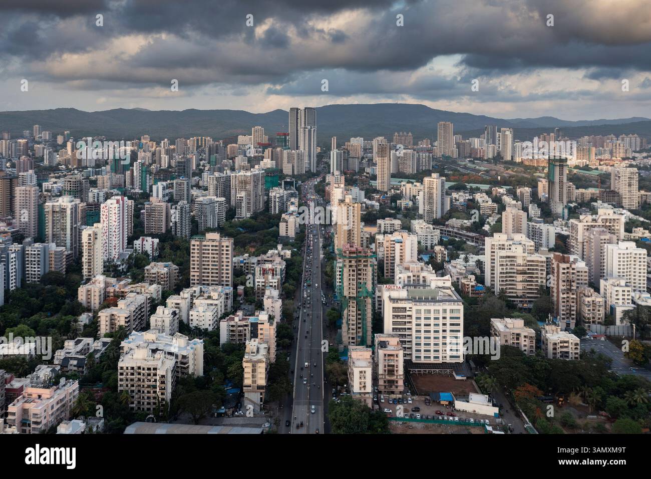 Blick aus der Vogelperspektive auf das moderne Stadtbild Mumbais mit Wolkenkratzern, Bergen und Wolken, Borivali West, Indien. Stockfoto