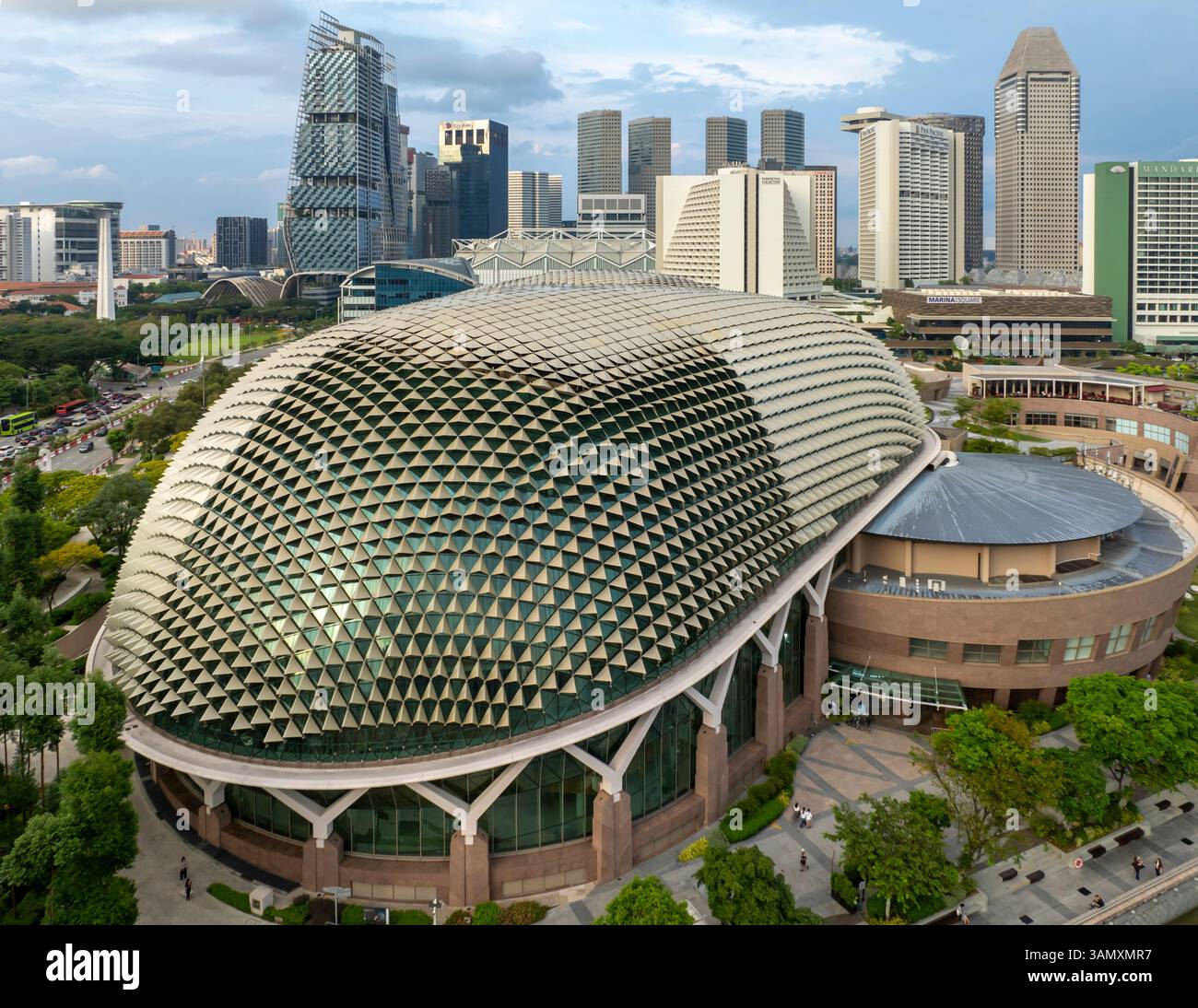 Blick aus der Vogelperspektive auf die ikonische Esplanade und die Theater in der Bucht, umgeben von modernen Wolkenkratzern und üppigem Grün, Central Singapore Community Developmen Stockfoto