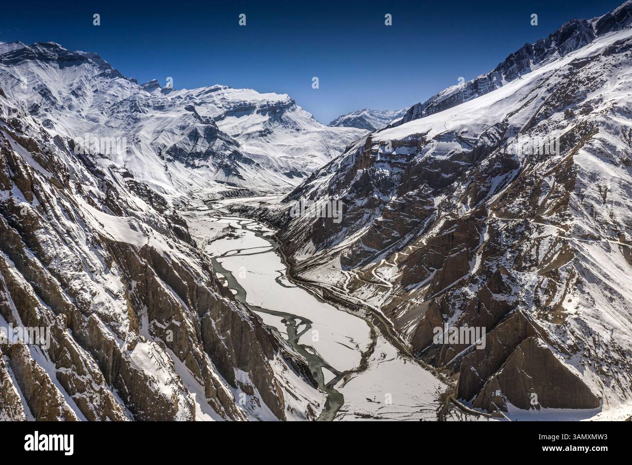 Luftaufnahme der schneebedeckten Gipfel des Spiti Valley im Himalaya, Himachal Pradesh, Indien. Stockfoto