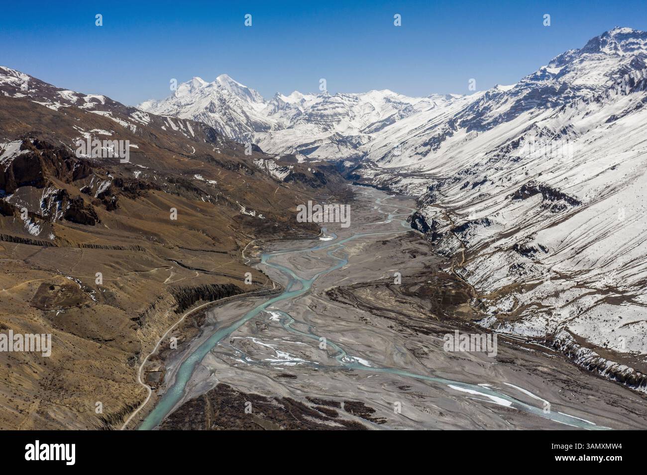 Aus der Vogelperspektive der unberührten Flüsse des Spiti Valley, Himachal Pradesh, Indien. Stockfoto