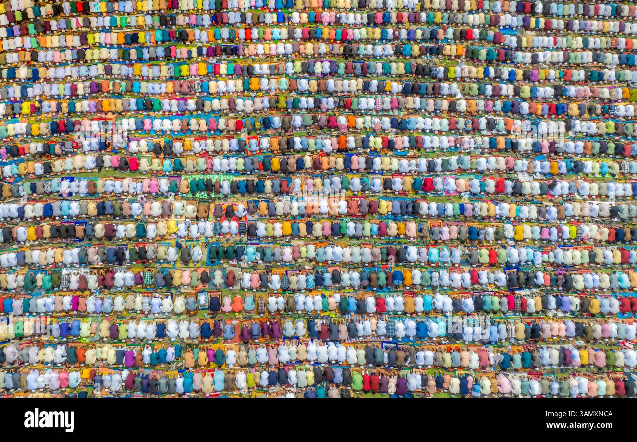 Luftaufnahme von Massen von Menschen, die zum Gebet während der eid al-fitr-Feier in Kishoreganj, Bangladesch niederknien. Stockfoto