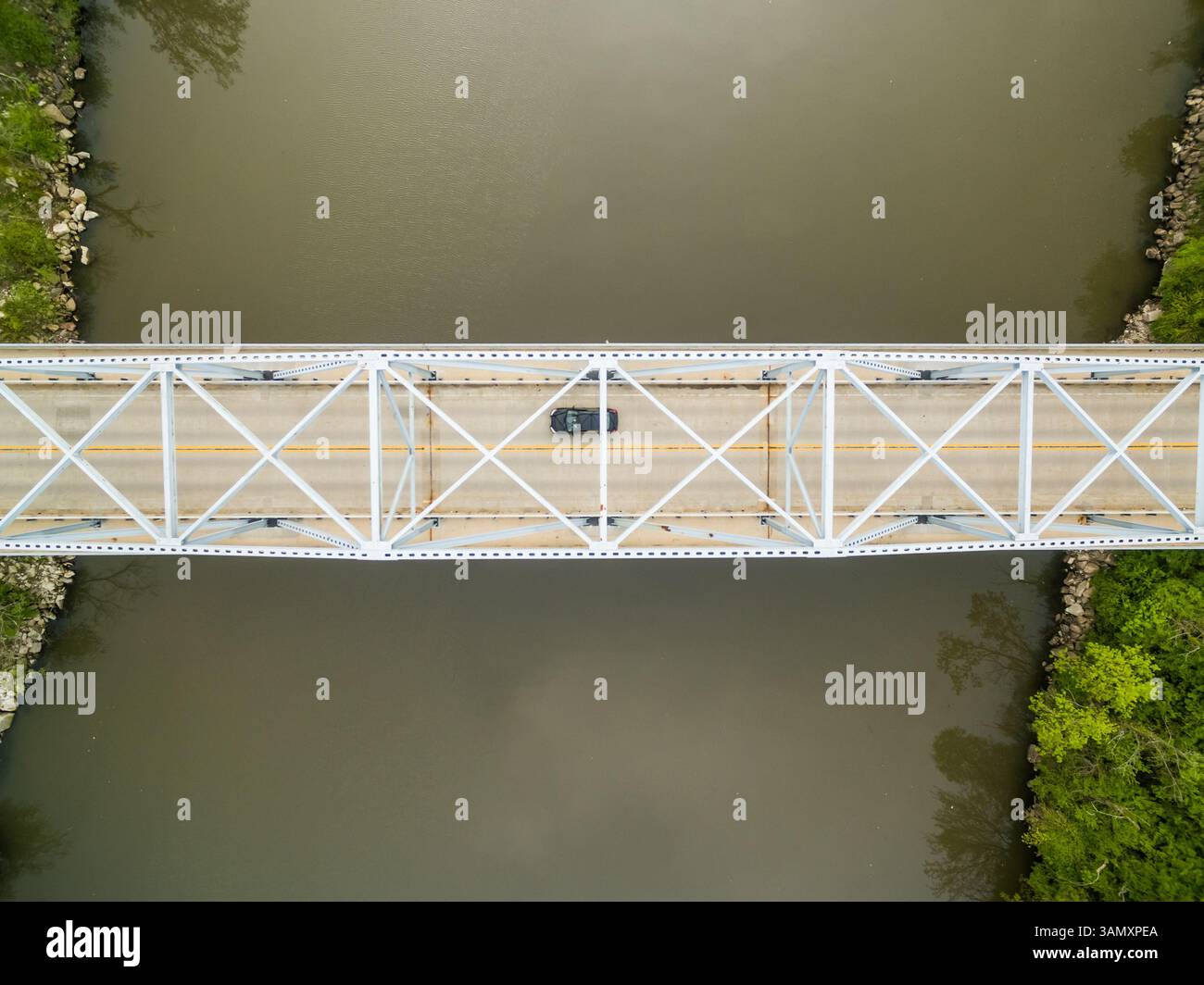 Aus der Vogelperspektive auf die Brücke über den Calumet Sag Kanal, USA. Stockfoto