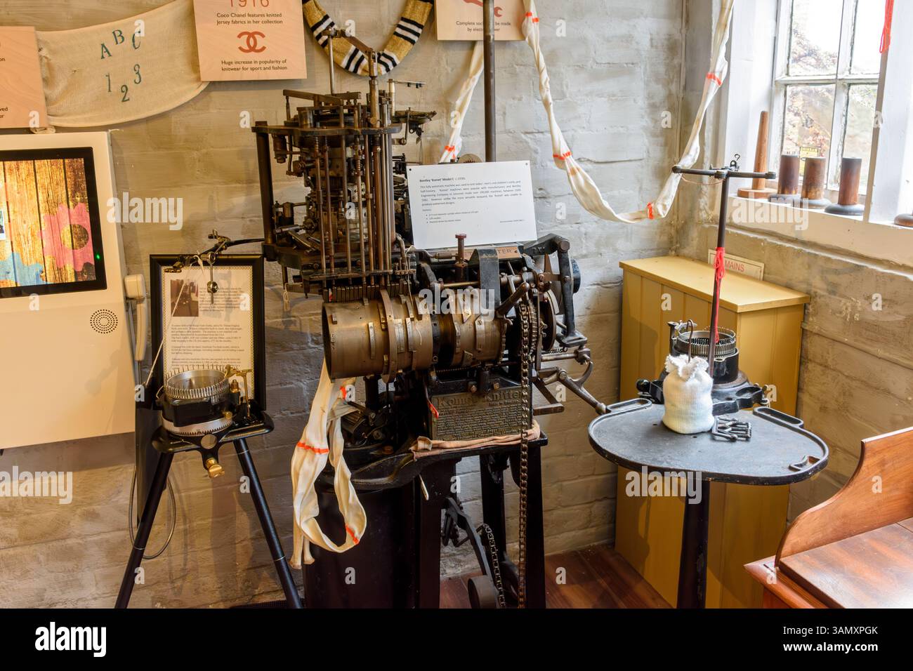 Bentley 'Komet' Modell C Socken Strickmaschine im Framework Knitters Museum, Ruddington, Nottinghamshire, England, Großbritannien Stockfoto