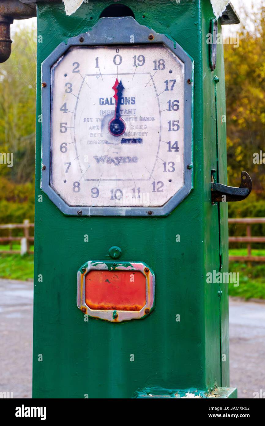 Oldtimer-Benzinpumpe im Nottingham Transport Heritage Centre, Ruddington, Nottinghamshire, England, Großbritannien Stockfoto