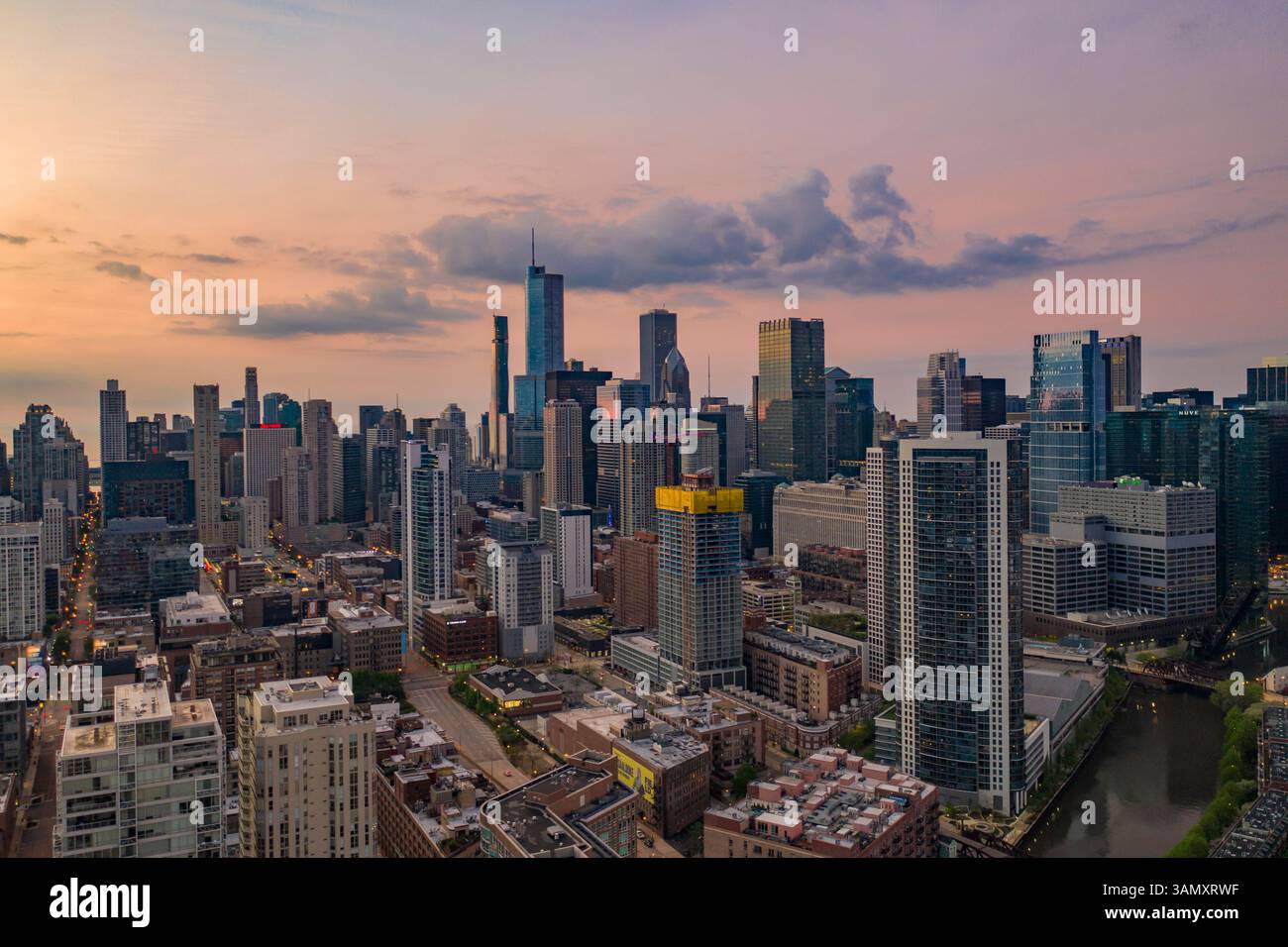 Chicago, USA - 16. Mai 2020: Blick auf die Skyline von Chicago bei Sonnenuntergang aus der Vogelperspektive, Blick auf das Finanzviertel und die Innenstadt von Chicago, Illinois, U Stockfoto