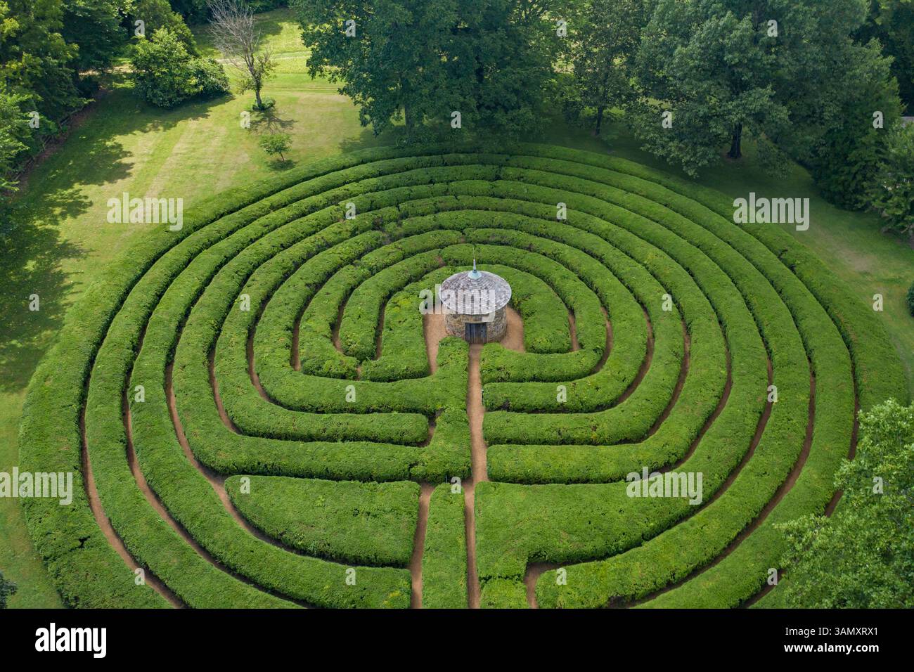 Aus der Vogelperspektive das Labyrinth State Memorial, ein Labyrinth in einem öffentlichen Park in New Harmony, Indiana, USA. Stockfoto