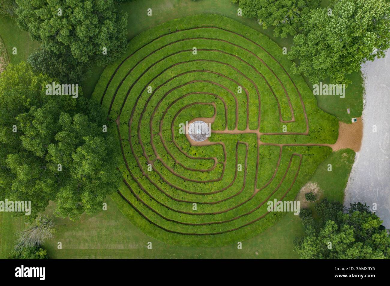 Aus der Vogelperspektive das Labyrinth State Memorial, ein Labyrinth in einem öffentlichen Park in New Harmony, Indiana, USA. Stockfoto