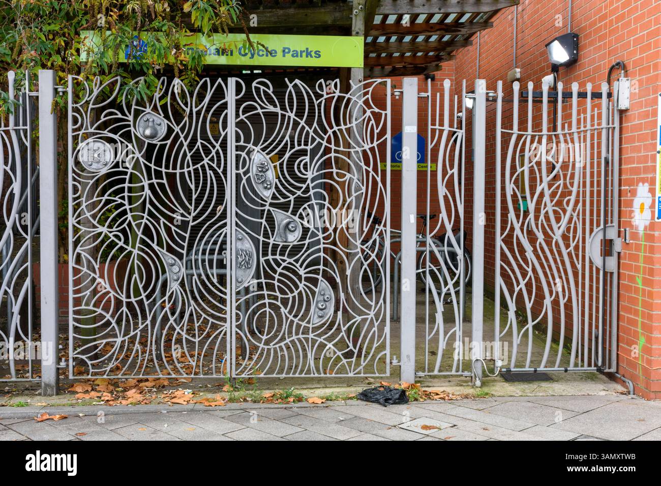 Stahltore im Victoria Centre Cycle Park, Nottingham, England, Großbritannien Stockfoto