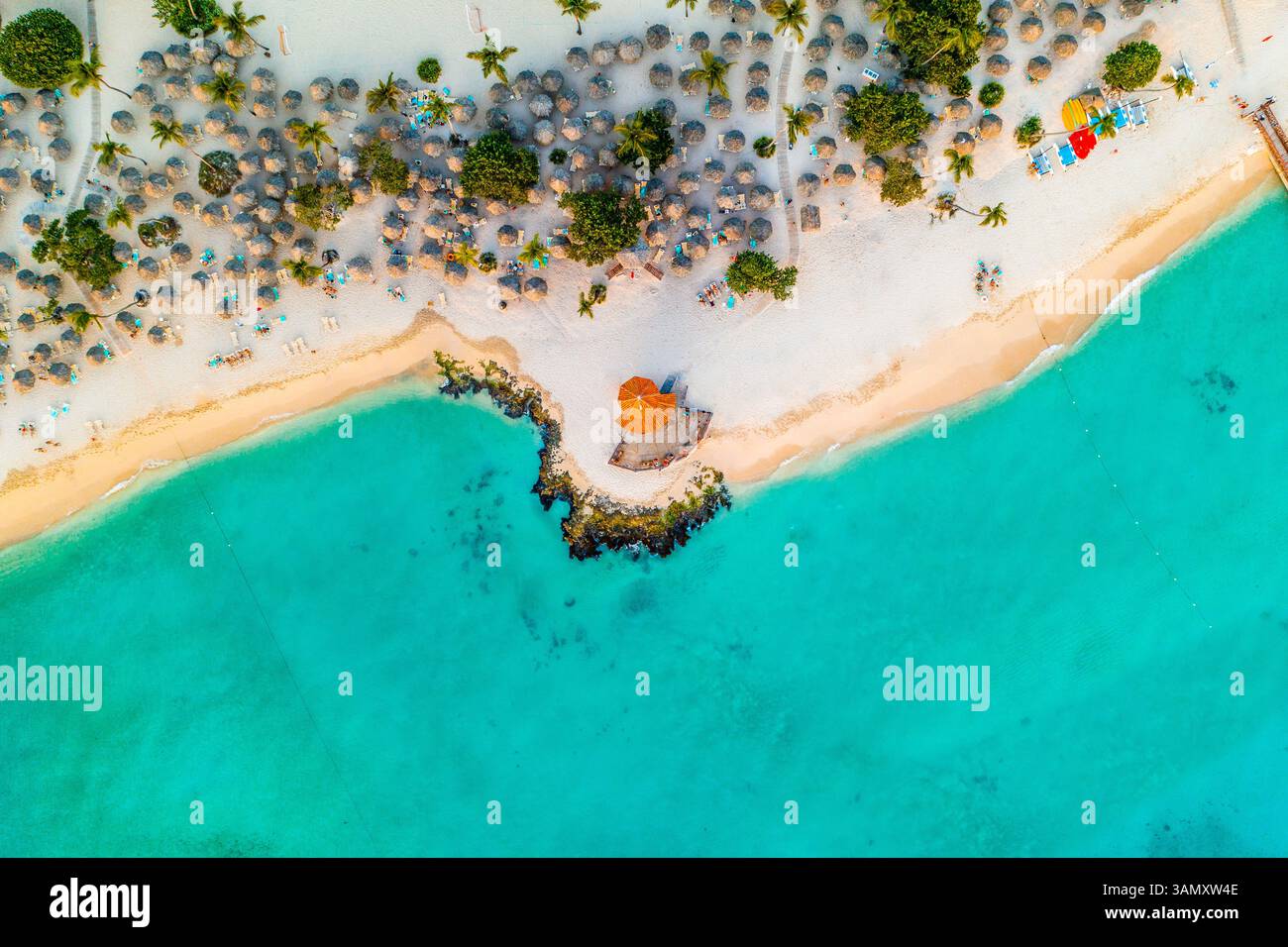 Aus der Vogelperspektive von Touristen, die das warme und kristallklare Wasser der Karibik am Strand Bayahibe in San Rafael del Yuma, Provinz La Altagracia, genießen, Stockfoto