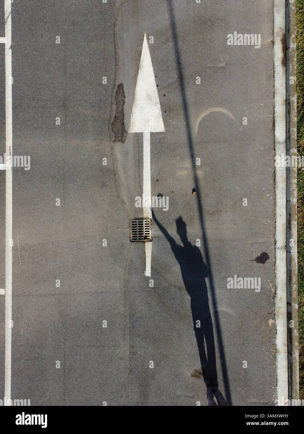 Luftaufnahme der städtischen Landschaft mit Betonstraßen und menschlichen Schatten, Serravalle Scrivia, Italia. Stockfoto