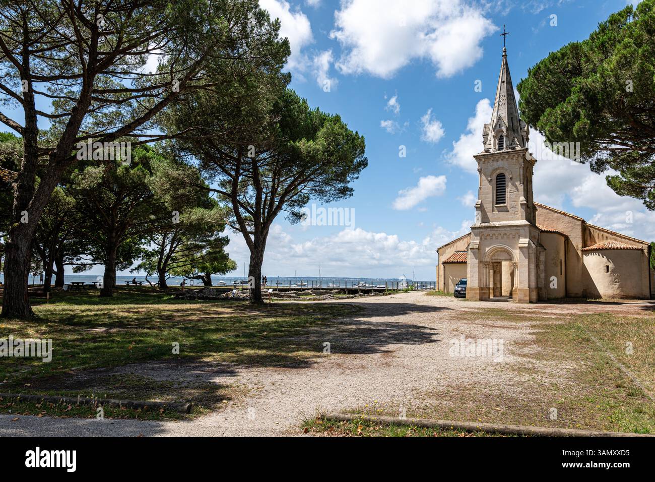 Arcachon Bay, Andernos-les-Bains (Südwestfrankreich): Kirche Saint-Eloi. Die Kirche wurde auf den Fundamenten einer galloromanischen Villa aus dem 4. Jahrhundert erbaut Stockfoto