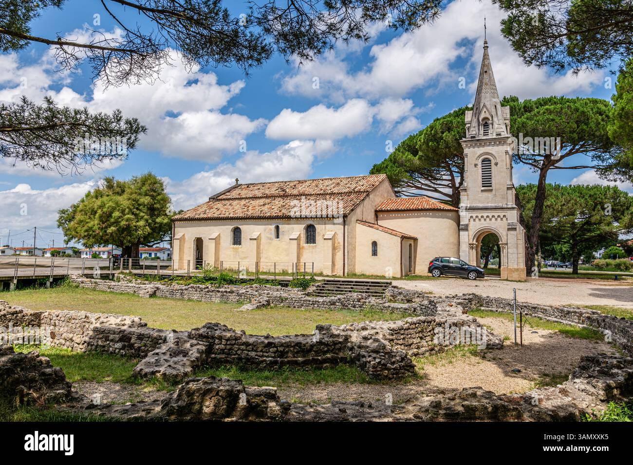 Arcachon Bay, Andernos-les-Bains (Südwestfrankreich): Kirche Saint-Eloi. Die Kirche wurde auf den Fundamenten einer galloromanischen Villa aus dem 4. Jahrhundert erbaut. Vie Stockfoto