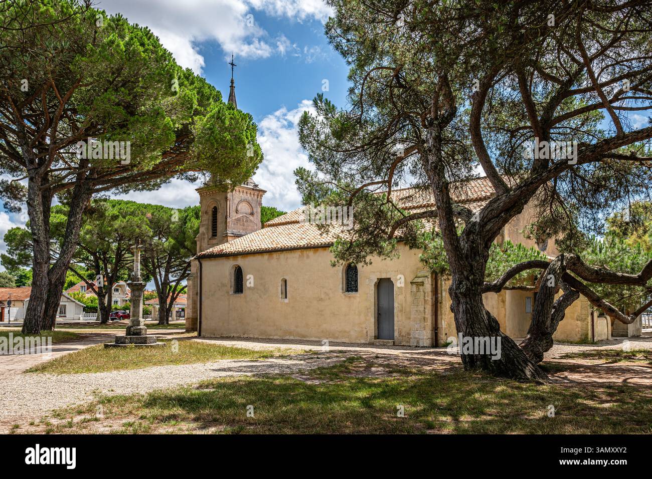 Arcachon Bay, Andernos-les-Bains (Südwestfrankreich): Kirche Saint-Eloi. Die Kirche wurde auf den Fundamenten einer galloromanischen Villa aus dem 4. Jahrhundert erbaut Stockfoto