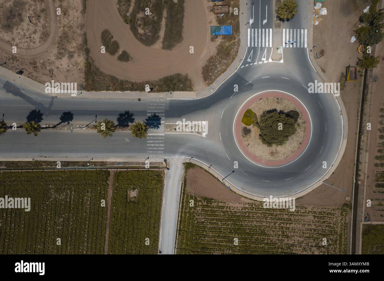 Luftaufnahme eines Kreisverkehrs in der Nähe von landwirtschaftlichen Feldern, Alboraia, Valencia, Spanien. Stockfoto