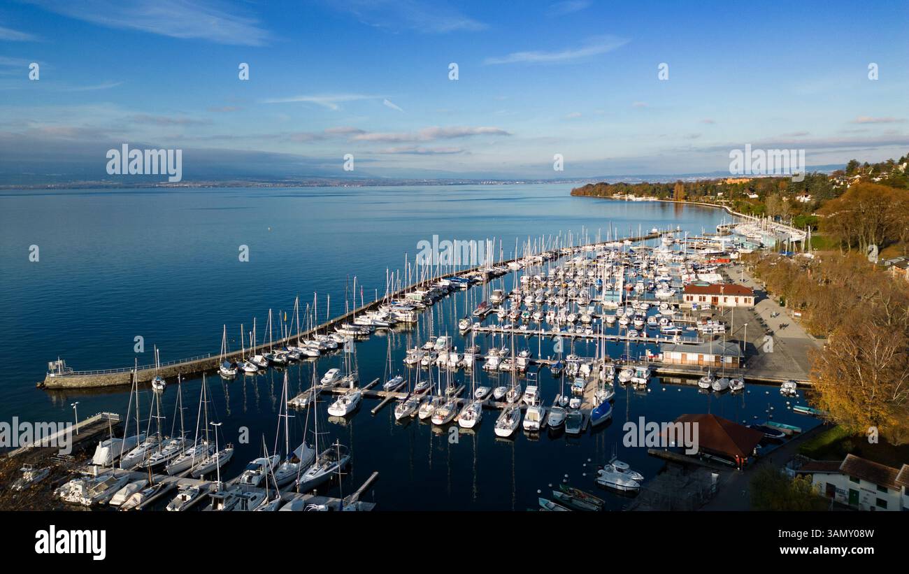 Thonon-les-Bains (Zentralfrankreich): Aus der Vogelperspektive auf die Stadt und den Jachthafen am Genfer See Stockfoto