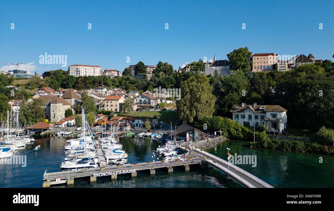 Thonon-les-Bains (Zentralfrankreich): Aus der Vogelperspektive auf die Stadt und den Jachthafen am Genfer See Stockfoto