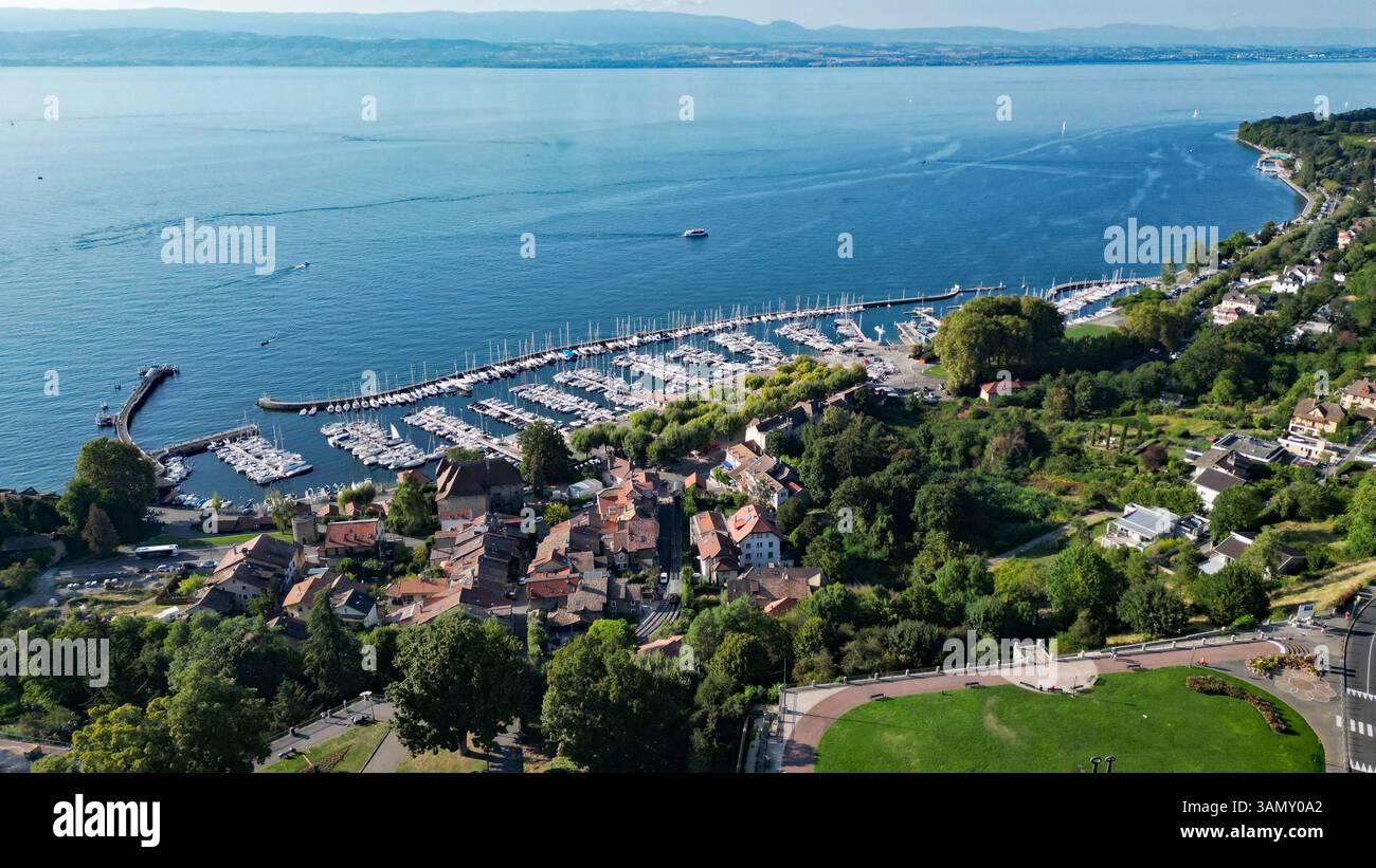 Thonon-les-Bains (Zentralfrankreich): Aus der Vogelperspektive auf die Stadt und den Jachthafen am Genfer See Stockfoto