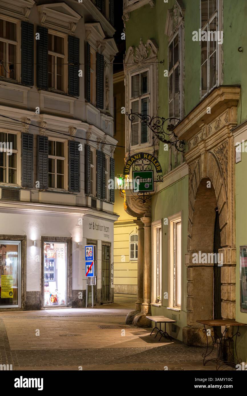 Malerische Straßenecke in der Altstadt bei Nacht, Graz, Steiermark, Österreich Stockfoto