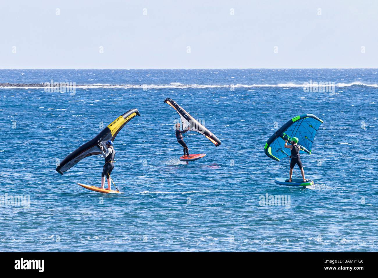 Windsurfen und Kitesurfen an einem hellen windigen Tag in El Medano an der Ostküste von Teneriffa, Kanarischen Inseln, Spanien Stockfoto