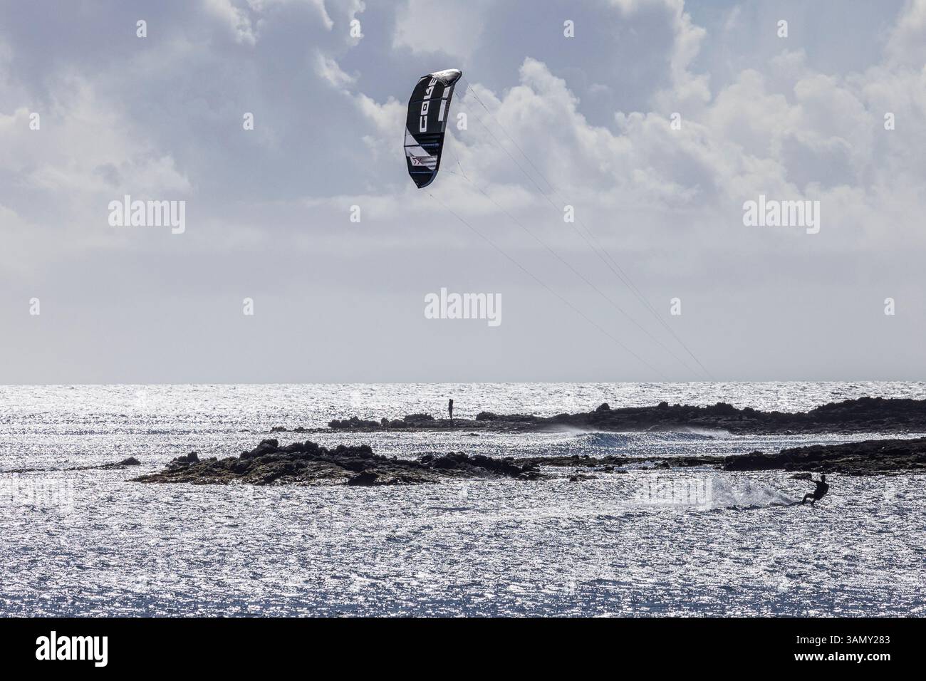 Windsurfen und Kitesurfen an einem hellen windigen Tag in El Medano an der Ostküste von Teneriffa, Kanarischen Inseln, Spanien Stockfoto