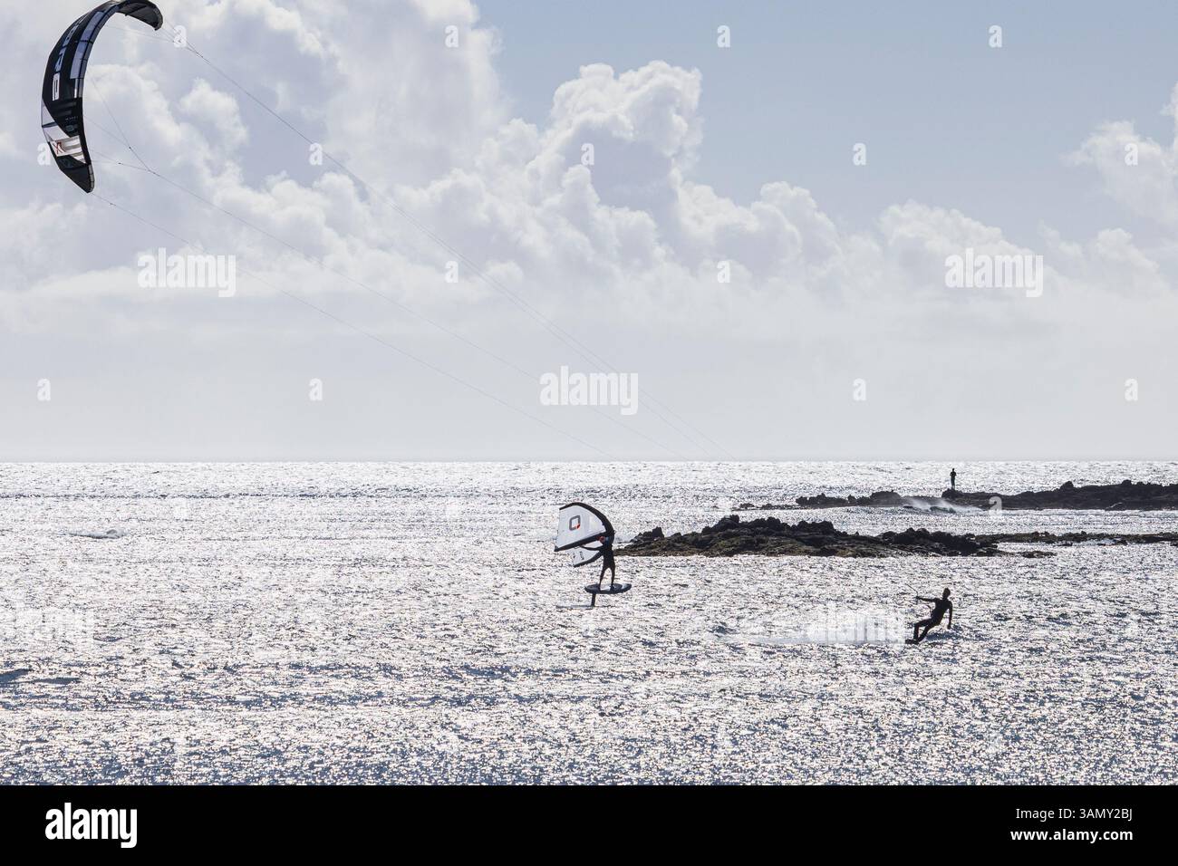 Windsurfen und Kitesurfen an einem hellen windigen Tag in El Medano an der Ostküste von Teneriffa, Kanarischen Inseln, Spanien Stockfoto