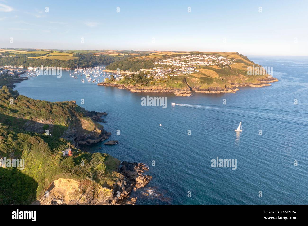 Blick aus der Vogelperspektive auf den wunderschönen Fowey Harbour Eingang mit Segelbooten und Klippen, Fowey, Großbritannien. Stockfoto