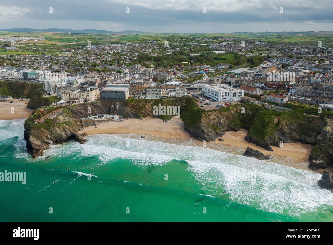 Aus der Vogelperspektive von Great Western Beach Newquay, Surfen an der zerklüfteten Nordküste, mit der Stadt Newquay im Hintergrund, Cornwall, Großbritannien. Stockfoto