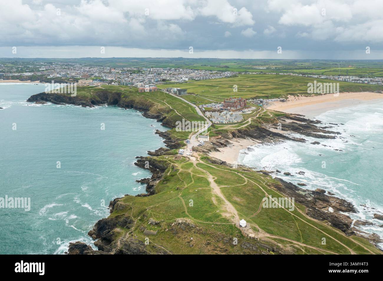 Blick aus der Vogelperspektive auf die Landzunge Towan mit Little Fistral Beach, Fistral Beach und dem berühmten Headland Hotel, Towan, Newquay, Cornwall, Großbritannien. Stockfoto