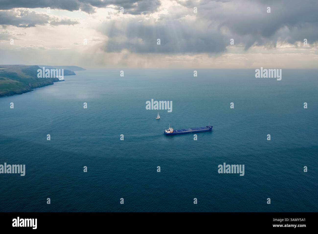Luftaufnahme des Frachtschiffs und der Yacht am Hafen von Fowey, Cornwall, Großbritannien. Stockfoto
