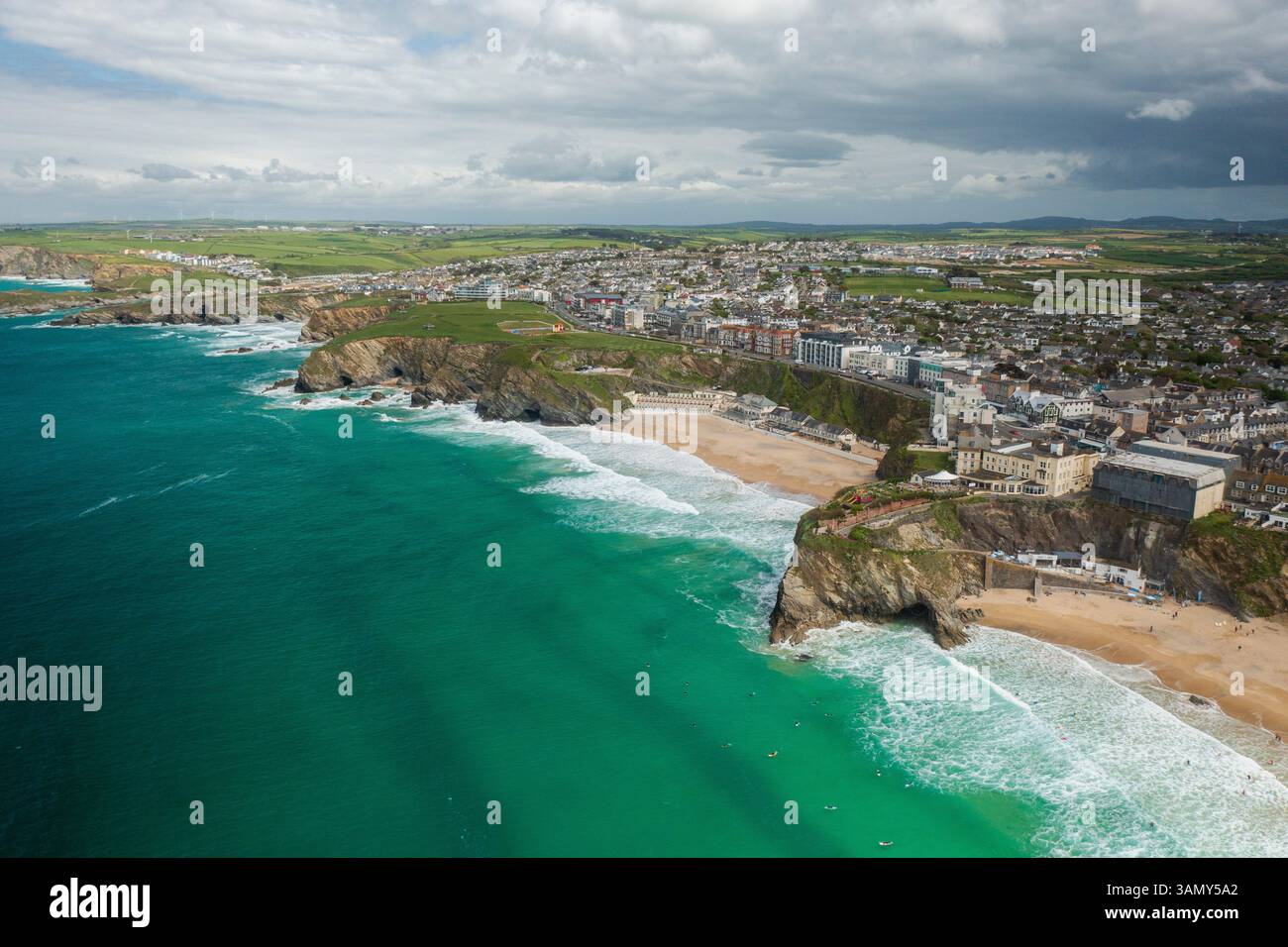 Aus der Vogelperspektive von Great Western Beach Newquay, Surfen an der zerklüfteten Nordküste, mit der Stadt Newquay im Hintergrund, Cornwall, Großbritannien. Stockfoto