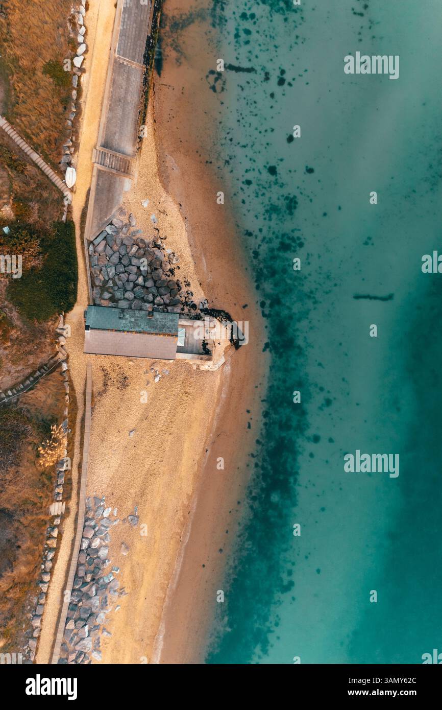 Aus der Vogelperspektive des alten Wachhauses der Küstenwache in Lepe, Hampshire, an der Küste des Solent im New Forest National Park, Großbritannien Stockfoto
