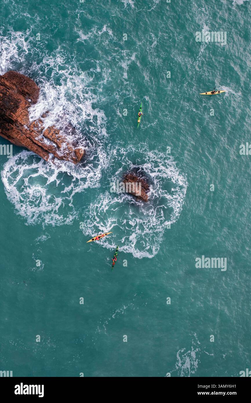 Aus der Vogelperspektive von Menschen, die Kajak entlang der Küste fahren, man O war Bay, Dorset, Großbritannien. Stockfoto