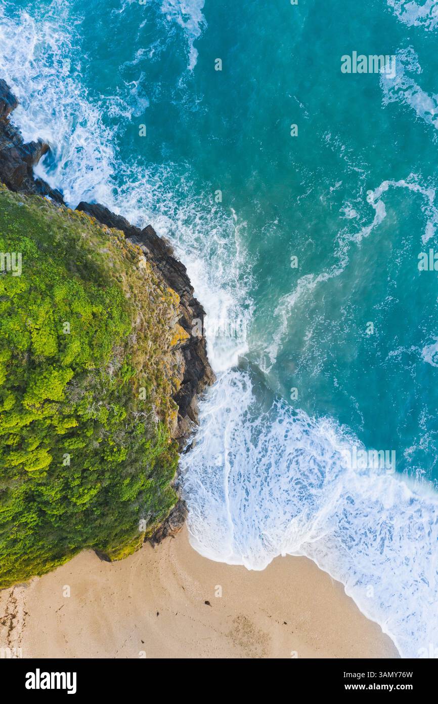 Luftaufnahme von Lantic Bay bei Sonnenuntergang, Topdown-Shot, Polruan, Cornwall, Großbritannien Stockfoto
