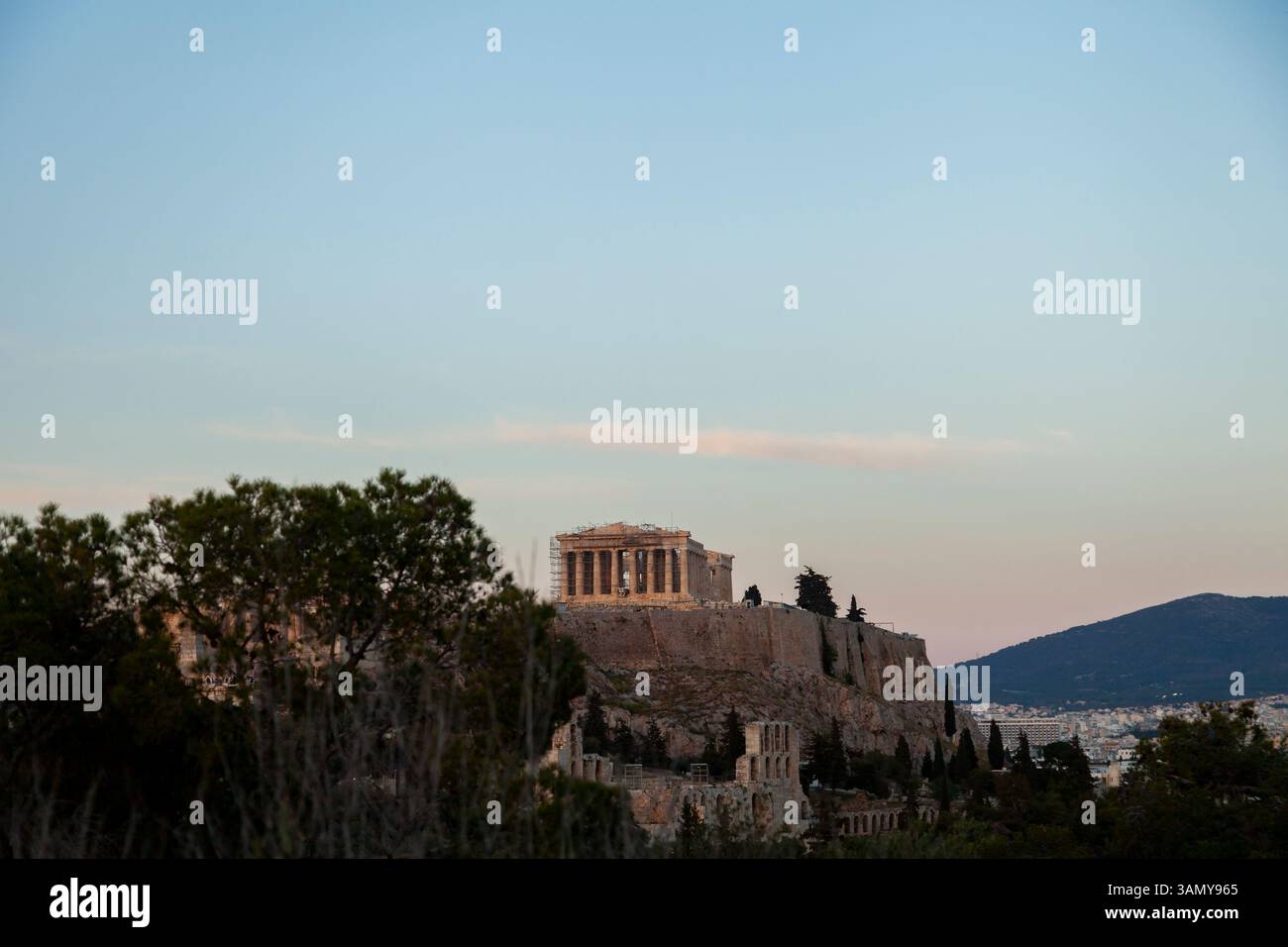 Die akropolis von Athen in der Ferne, im Licht des Sonnenuntergangs, fast nachts Stockfoto