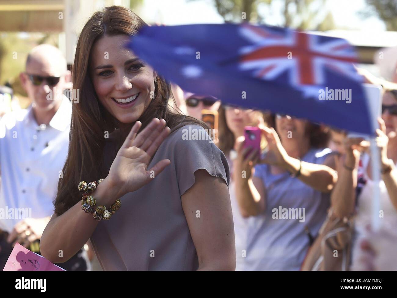 22. April 2014 - Yulara, AUSTRALIEN - die britische Herzogin Kate von Cambridge winkt Kindern bei einem Besuch der National Indigenous Training Academy in Yulara, Australien, am Dienstag, den 22. April 2014. Der britische Prinz William, seine Frau Kate und ihr Sohn Prinz George sind auf einer dreiwöchigen Tour durch Neuseeland und Australien. (Bild: © Prensa Internacional/ZUMAPRESS.com) Stockfoto
