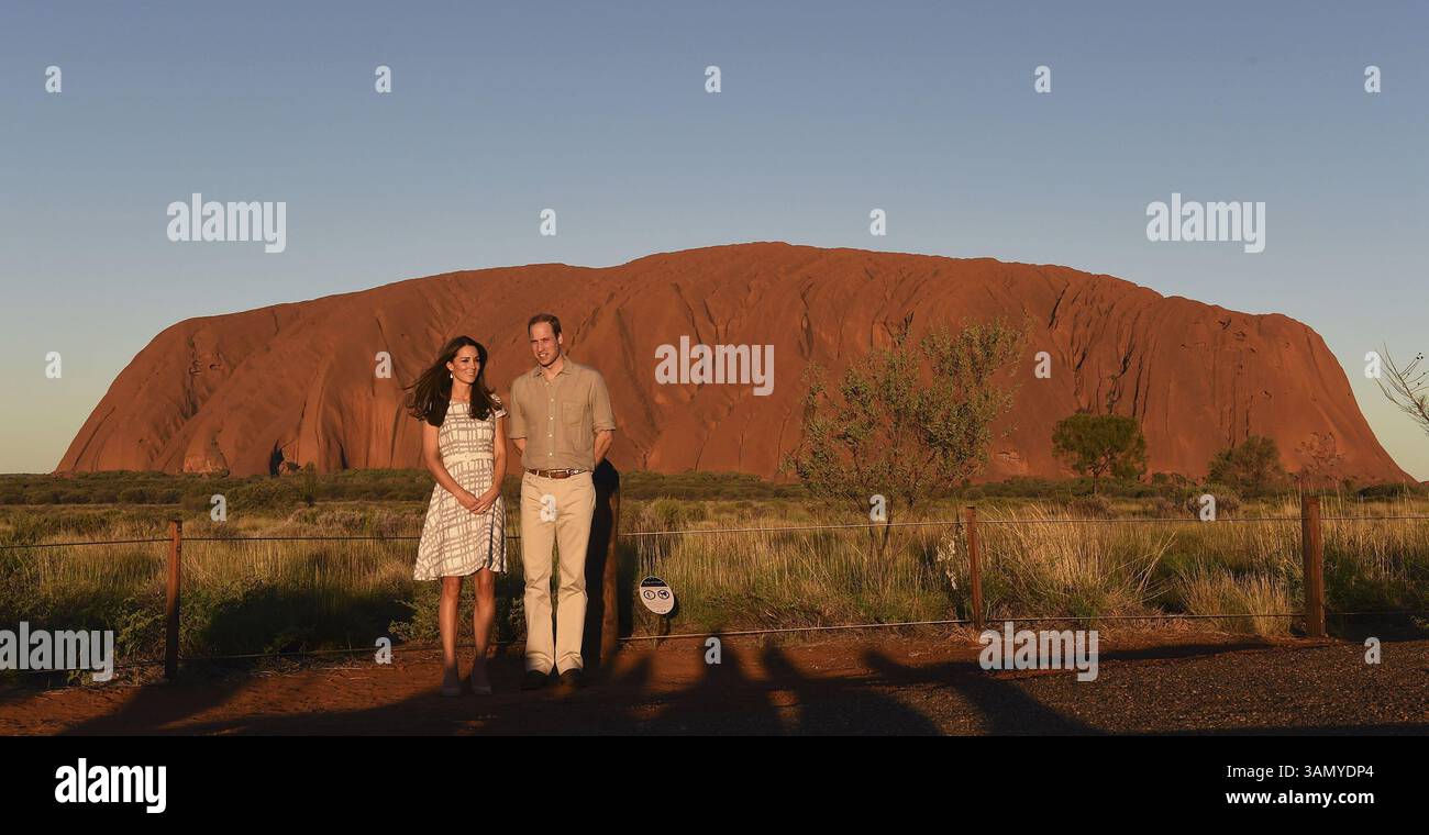 22. April 2014: Yulara, Australien – der britische PRINZ WILLIAM Right und seine Frau KATE MIDDLETON, Duchess of Cambridge, posieren für ein Foto vor dem hellroten Sandsteinmonolithen Uluru, auch bekannt als Ayers Rock. William und Kate wurden während eines Besuchs im australischen Outback mit traditionellen Aborigines empfangen. (Bild: © William West/Pool/Prensa Internacional/ZUMAPRESS.com) Stockfoto