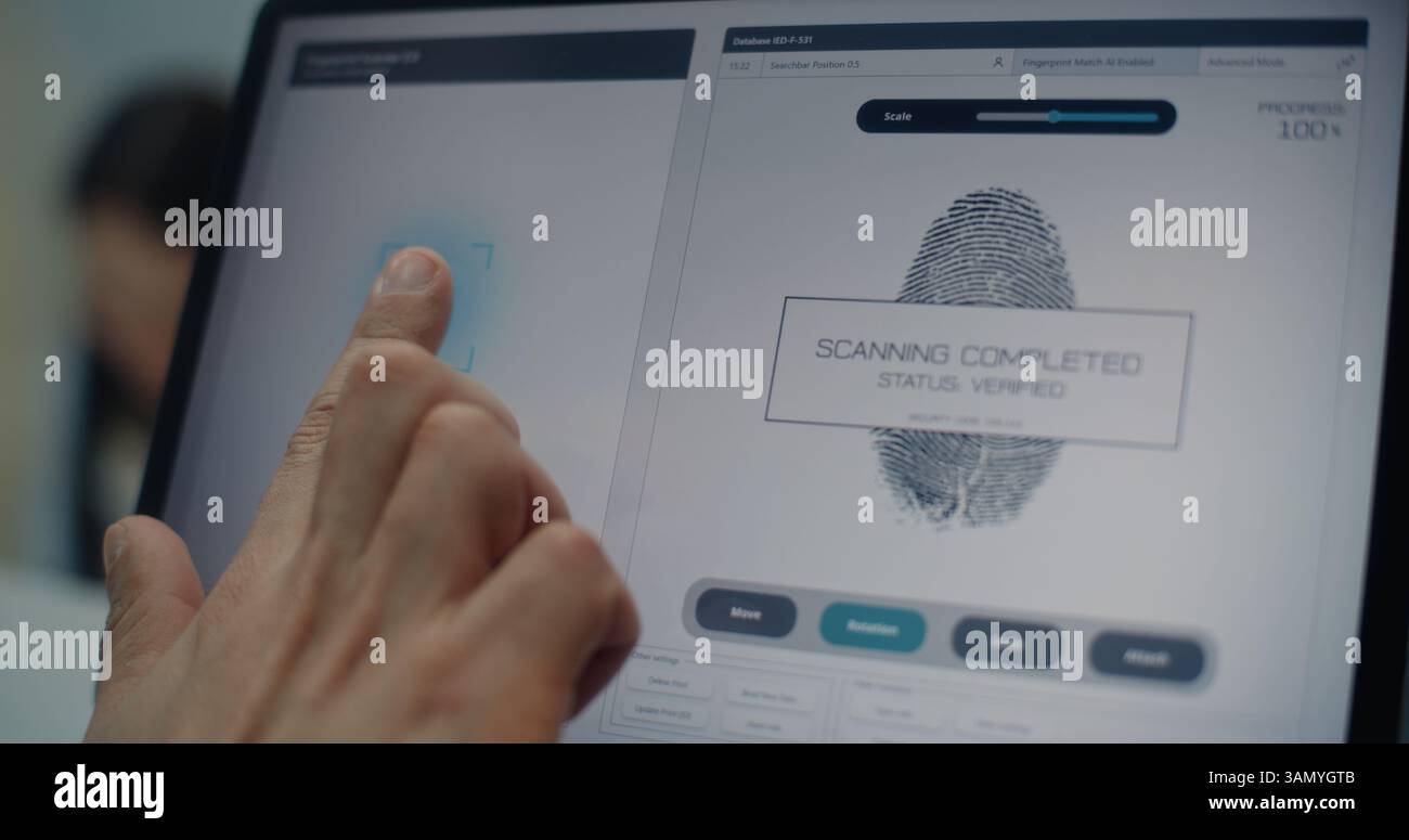 Check-in-Schalter im Flughafenterminal: Nahaufnahme eines Mannes, der Finger auf den Touchscreen zum Scannen von Fingerabdrücken drückt. Tablet Computer Display Software zur biometrischen Identifizierung von Touristen für den Flug. Stockfoto