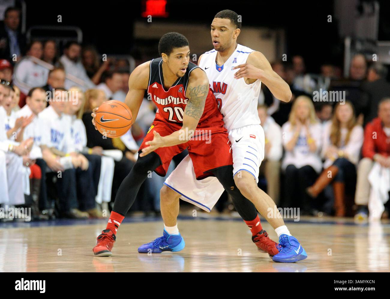 5. März 2014: Louisville Cardinals schlagen Wayne Blackshear #20 bei einem NCAA Basketballspiel zwischen den University of Louisville Cardinals und der Southern Methodist University Mustangs am Moody Coliseum in Dallas, TX Louisville besiegte Southern Methodist 84–71 (Credit Image: © Albert Pena/Cal Sport Media/ZUMAPRESS.com) Stockfoto