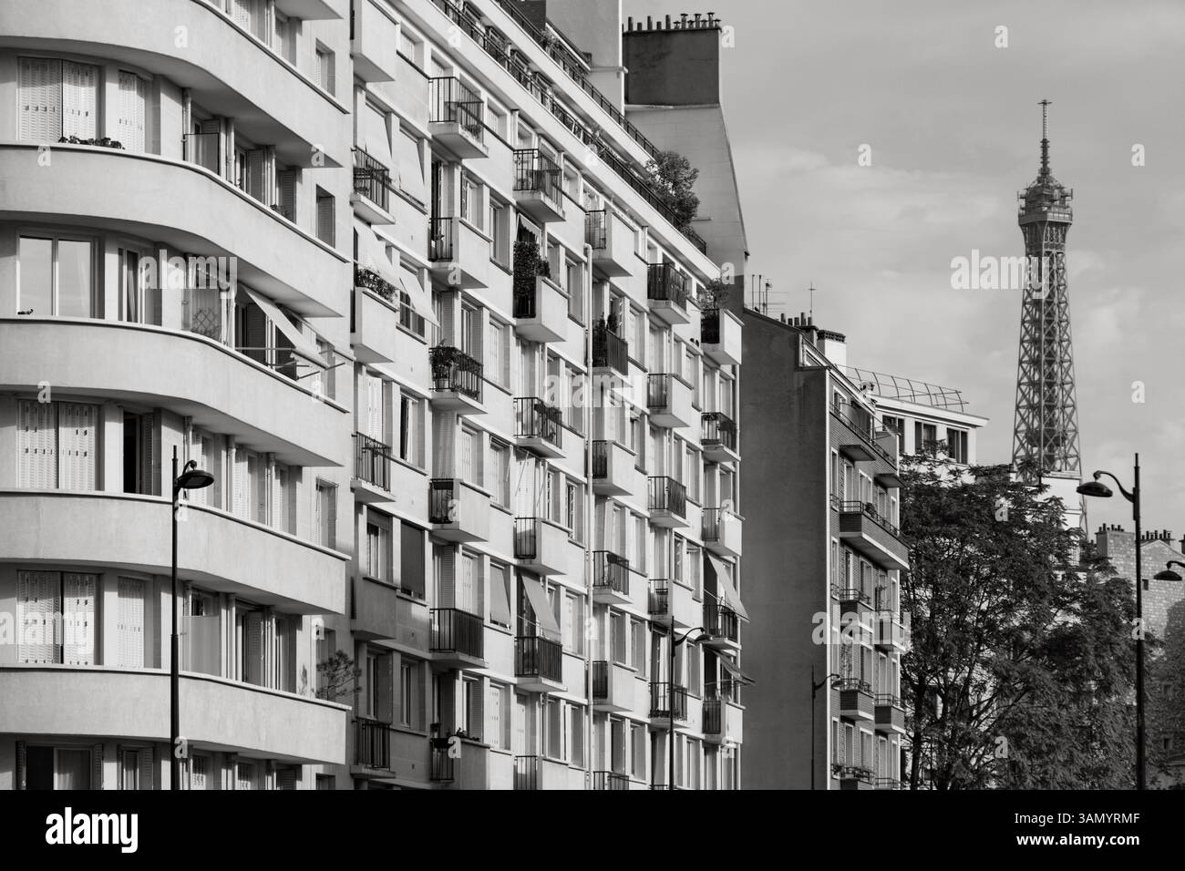 Die unverwechselbare und unverwechselbare Architektur von Paris Frankreich mit dem berühmten Eiffelturm. Stockfoto