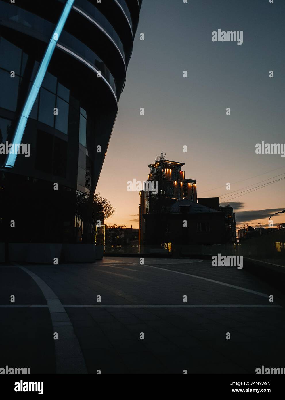 Sonnenuntergang am Taryan Tower. Glühender Sonnenuntergang Himmel Gradient über der Stadt. Kiew, Ukraine - 22. Oktober 2021. Stockfoto