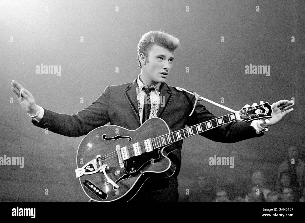 Johnny Hallyday. Porträt des französischen Sängers Jean-Philippe Léo Smet (1943–2017) auf der Bühne 1963. Noord-Hollands Archief / Fotobüro de Boer Stockfoto