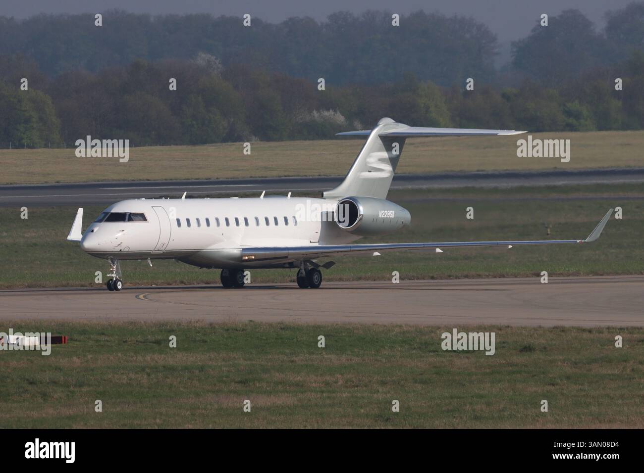 N228SK, Bombardier BD-700-1A10, Global 6000, Ankunft in London Stansted Airoprt, Essex, Großbritannien am 12. April 2025 Stockfoto