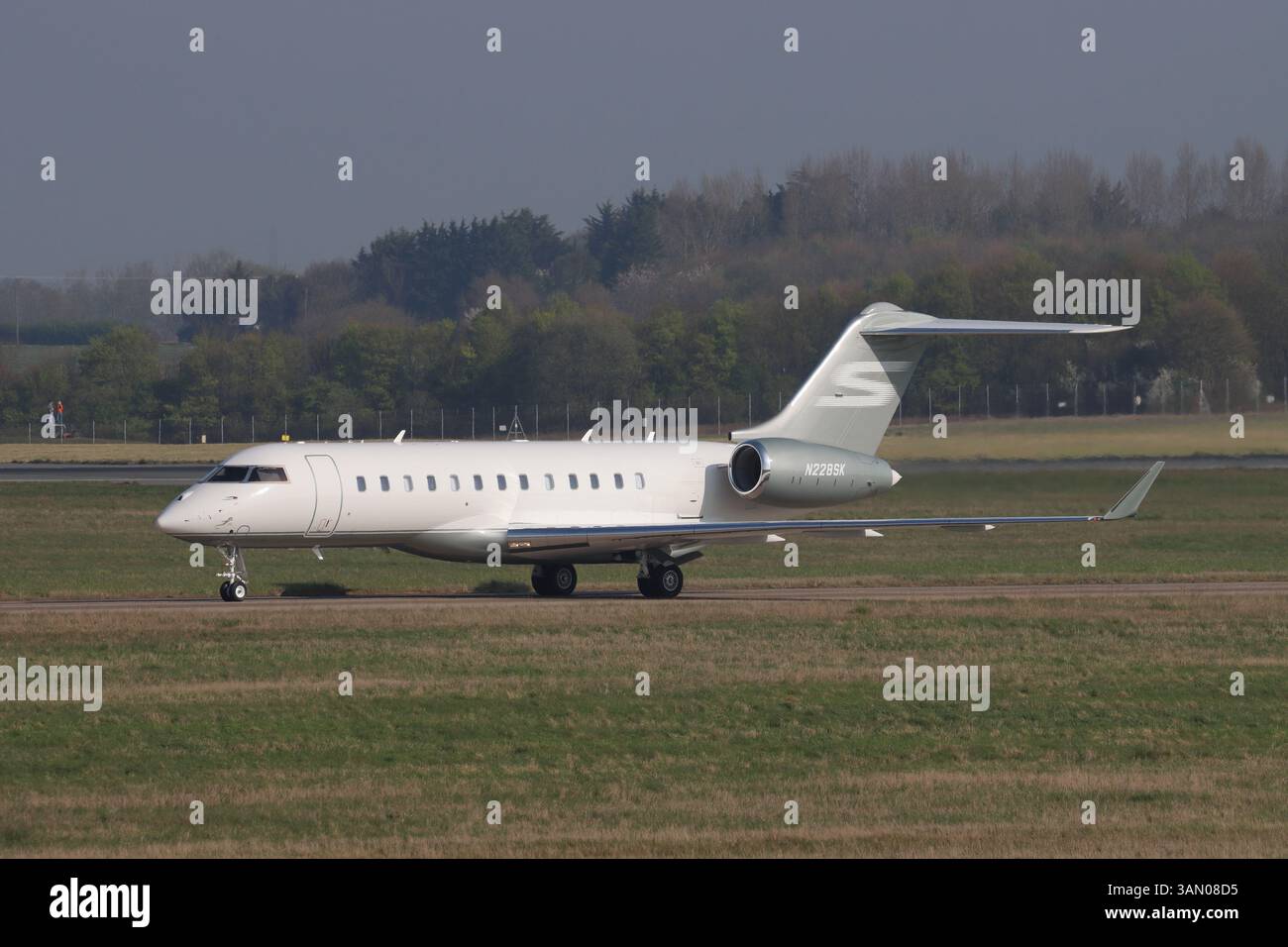 N228SK, Bombardier BD-700-1A10, Global 6000, Ankunft in London Stansted Airoprt, Essex, Großbritannien am 12. April 2025 Stockfoto