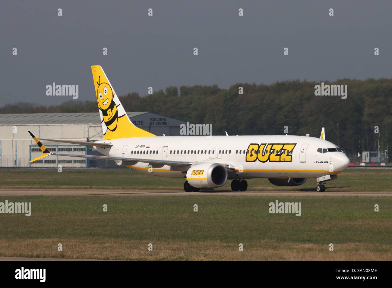SP-RZD, Buzz Airlines (betrieben von Ryanair), Boeing 737 MAX 8, Ankunft am Flughafen London Stansted, Essex, Großbritannien am 12. April 2025 Stockfoto