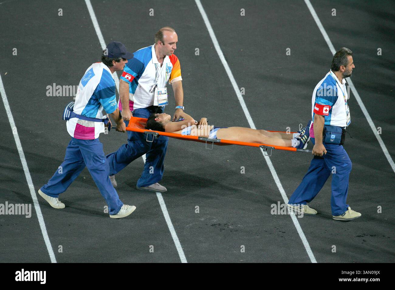 23. August 2004 - Athen, GRE - 082204 - ATHEN, GRIECHENLAND - brutal Heat forderte seinen Tribut auf dem Damenmarathonfeld, auf dem 16 von 82 Teilnehmern den Kurs nicht beenden konnten. Der Läufer tat es jedoch, brach aber im Ziel zusammen...XXVIII Olympische Sommerspiele (Credit Image: © Dean Rutz/MCT/ZUMAPRESS.com) Stockfoto