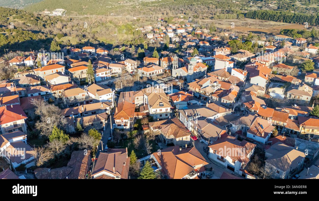 Aus der Vogelperspektive auf das malerische Dorf Vytina, Peloponnes, Griechenland Stockfoto