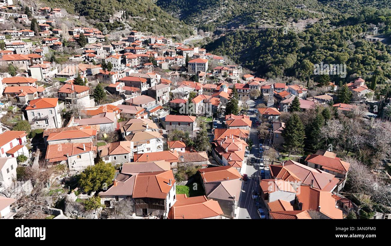 Blick aus der Vogelperspektive auf das malerische Dorf Stemnitsa, Peloponnes, Griechenland Stockfoto
