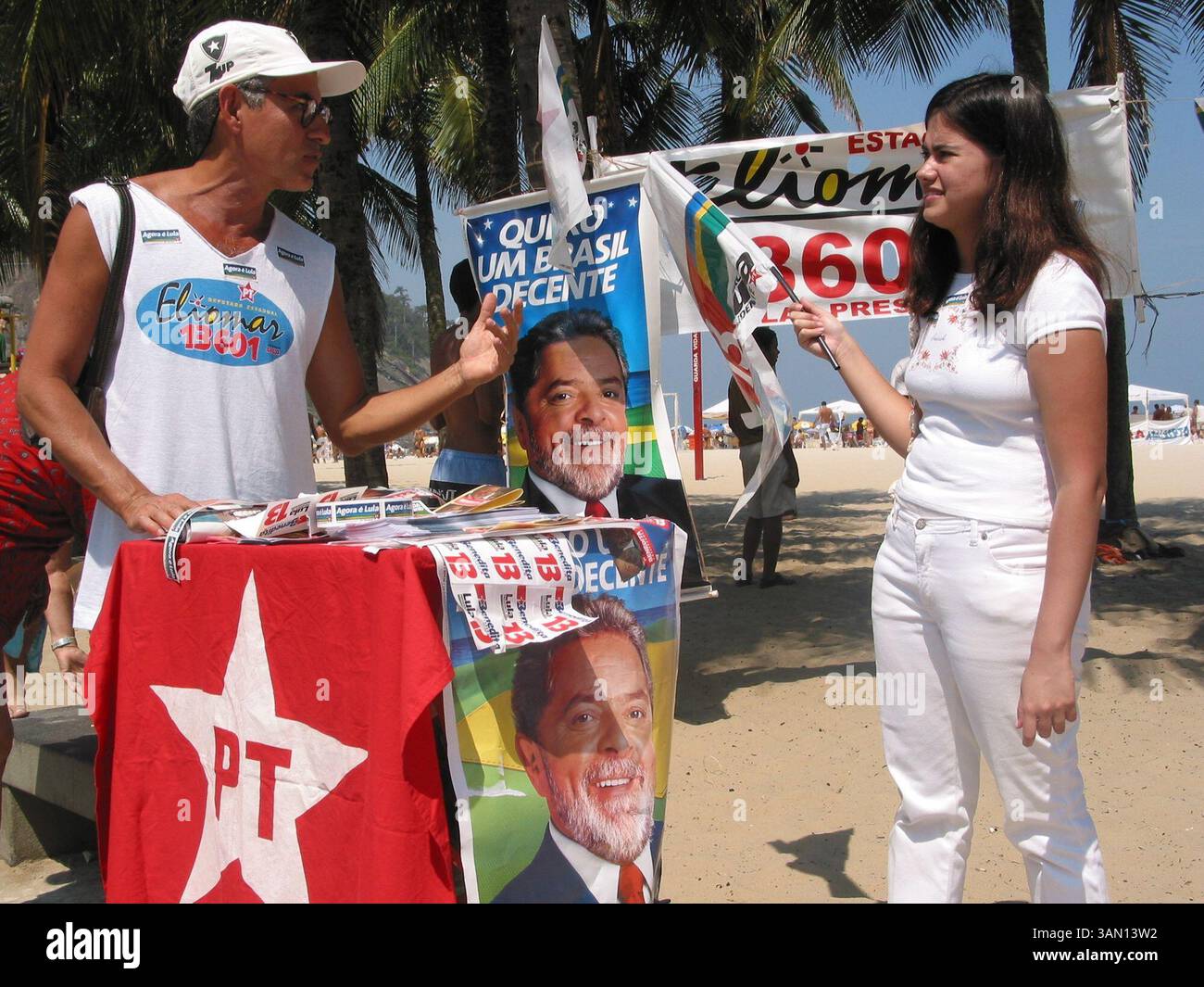 5. Oktober 2002 - USA - KRT WORLD NEWS STORY SLUGGED: BRASILIEN-WAHLEN KRT FOTO VON KEVIN G. HALL/KRT (5. Oktober) RIO DE JANEIRO, BRASILIEN - Antonio Lucio Soares und seine Tochter Julia nehmen einen Stand mit. Copacabana Beach in Rio de Janeiro, Brasilien, am Samstag, 5. Oktober 2002. Sie unterstützen Luiz Inacio Lula da Silva, den Kandidaten der Arbeiterpartei. (KRT) NC KD BL 2002 (Horiz) (mvw) (Kreditbild: © PHOTOGNOSOURCE/mct/ZUMAPRESS.com) Stockfoto
